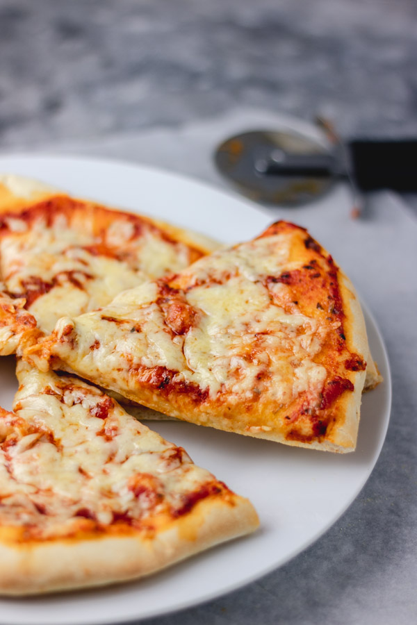 Pizza sencilla con queso y tomates.