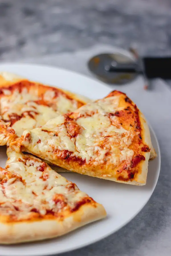 Pizza sencilla con queso y tomates.