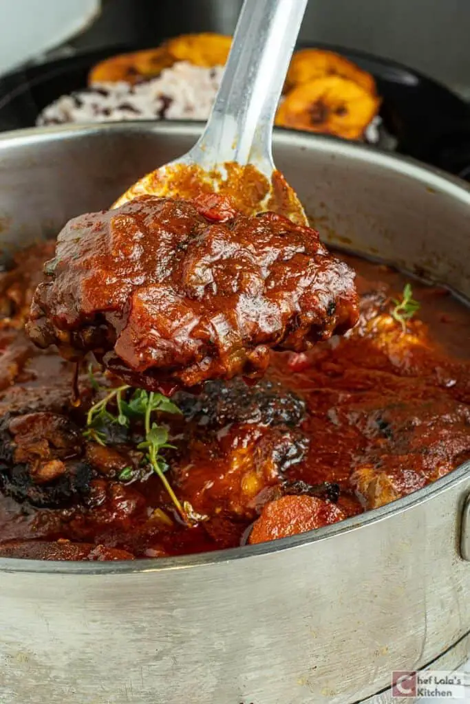 Pollo guisado marrón Pollo guisado marrón