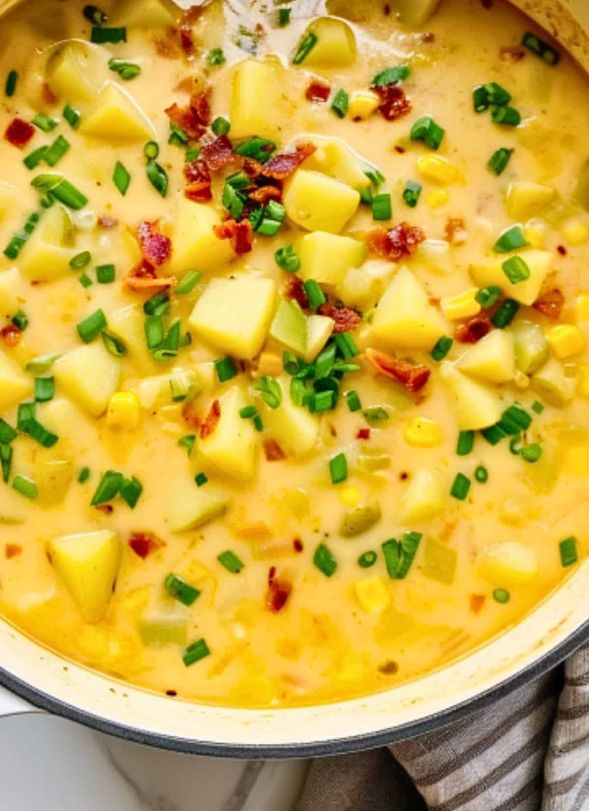 Receta de sopa cremosa y salada de patatas y maíz