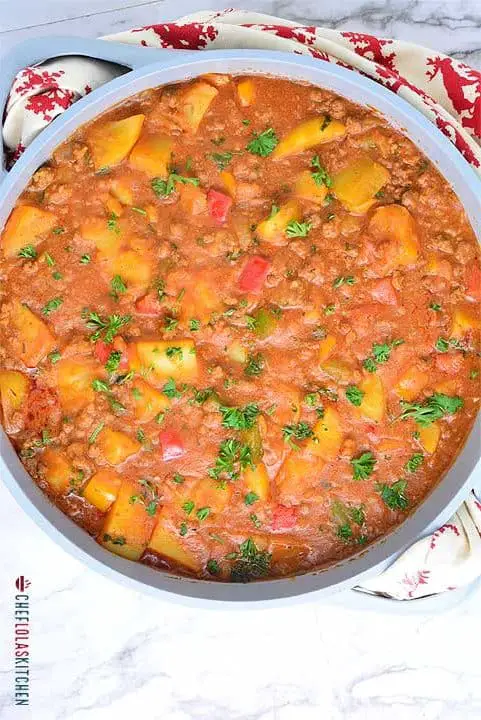 Cena con carne picada y patatas.