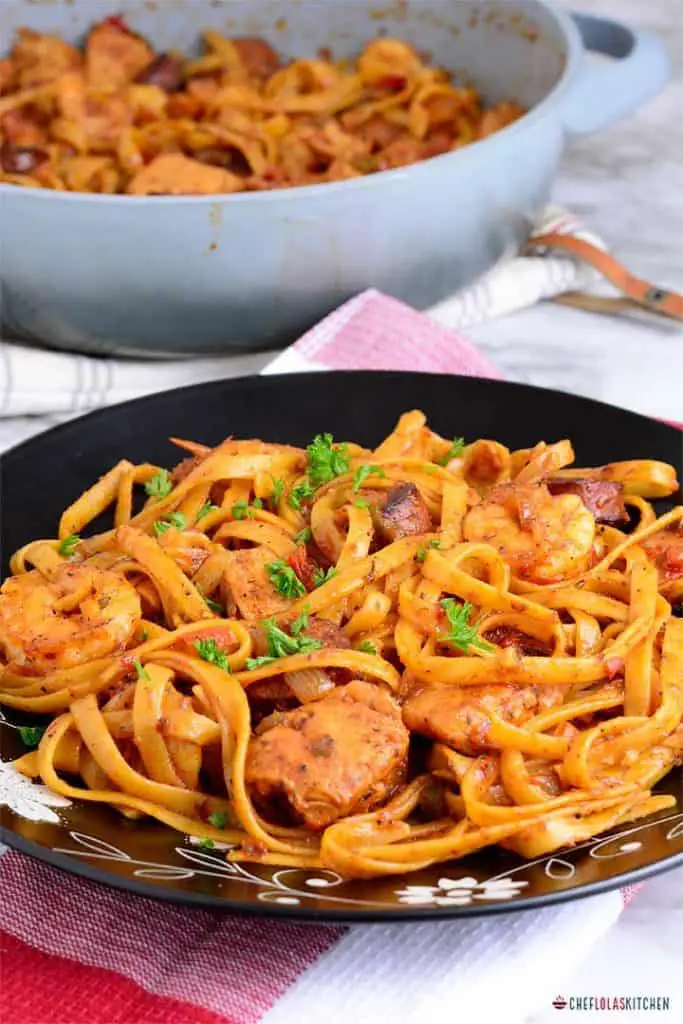 Receta de pasta cajún jambalaya con camarones, pollo y salchicha