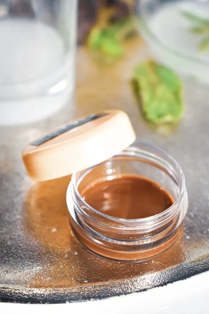 Receta fácil de brillo labial casero: brillo labial de chocolate y menta Receta fácil de brillo labial casero: brillo labial de chocolate y menta