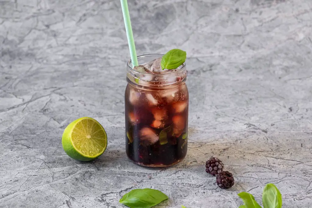 Receta fácil de mojito de mora: Mojitos Manischewitz de mora y albahaca