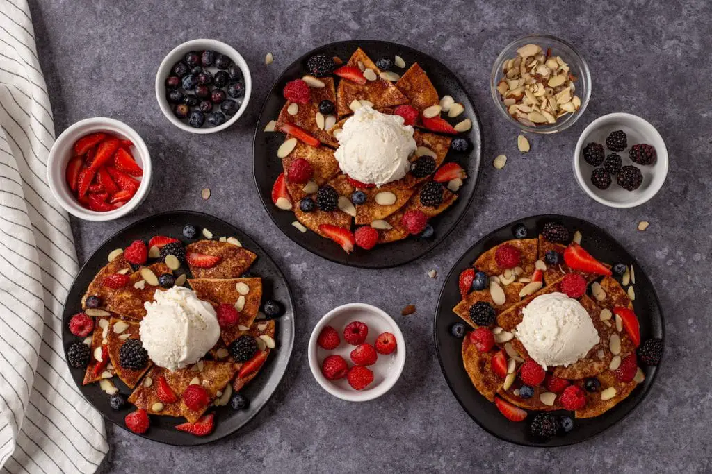 Receta fácil de nachos con frutos rojos y canela Receta fácil de nachos con frutos rojos y canela