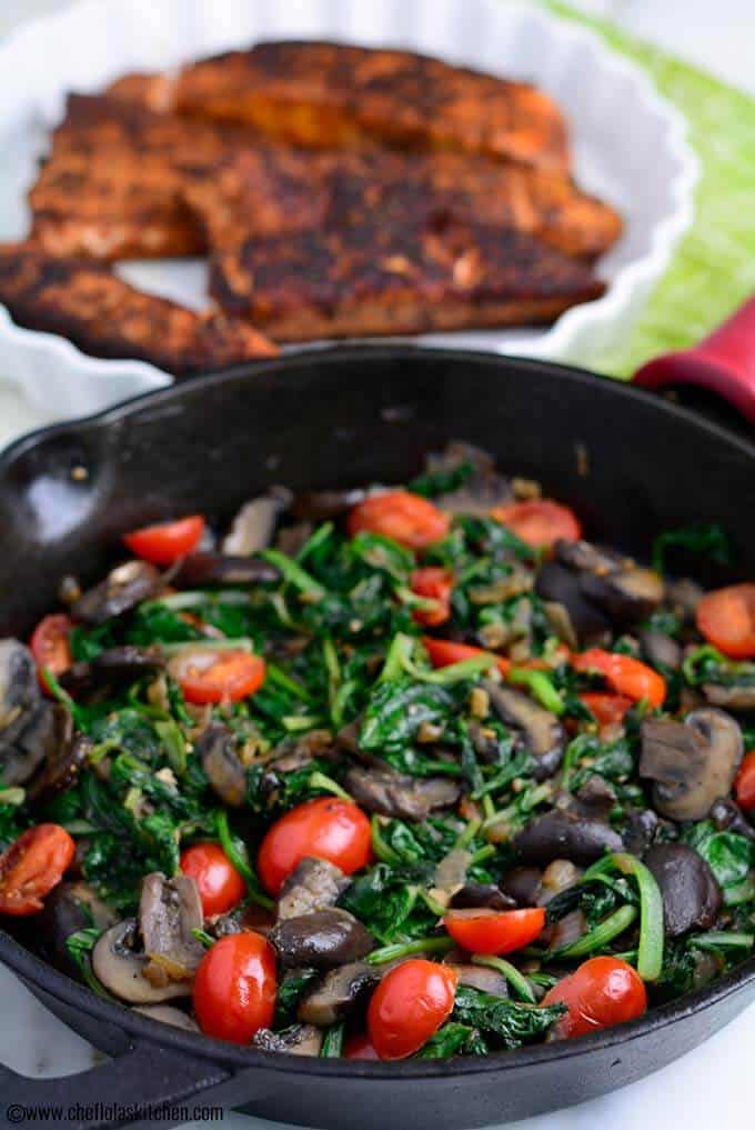 Salmón Ennegrecido con Espinacas Salteadas y Champiñones