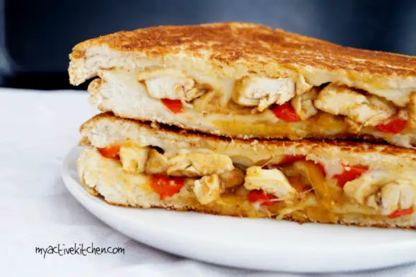 Sándwich derretido de Suya con pollo y pan Agege