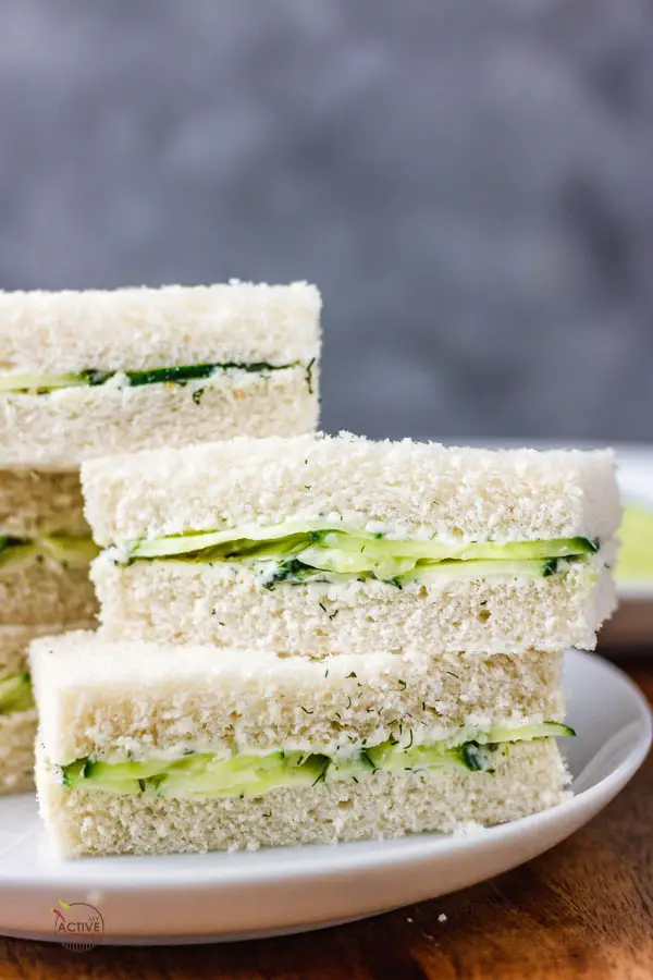 Sándwiches sencillos de pepino con queso crema