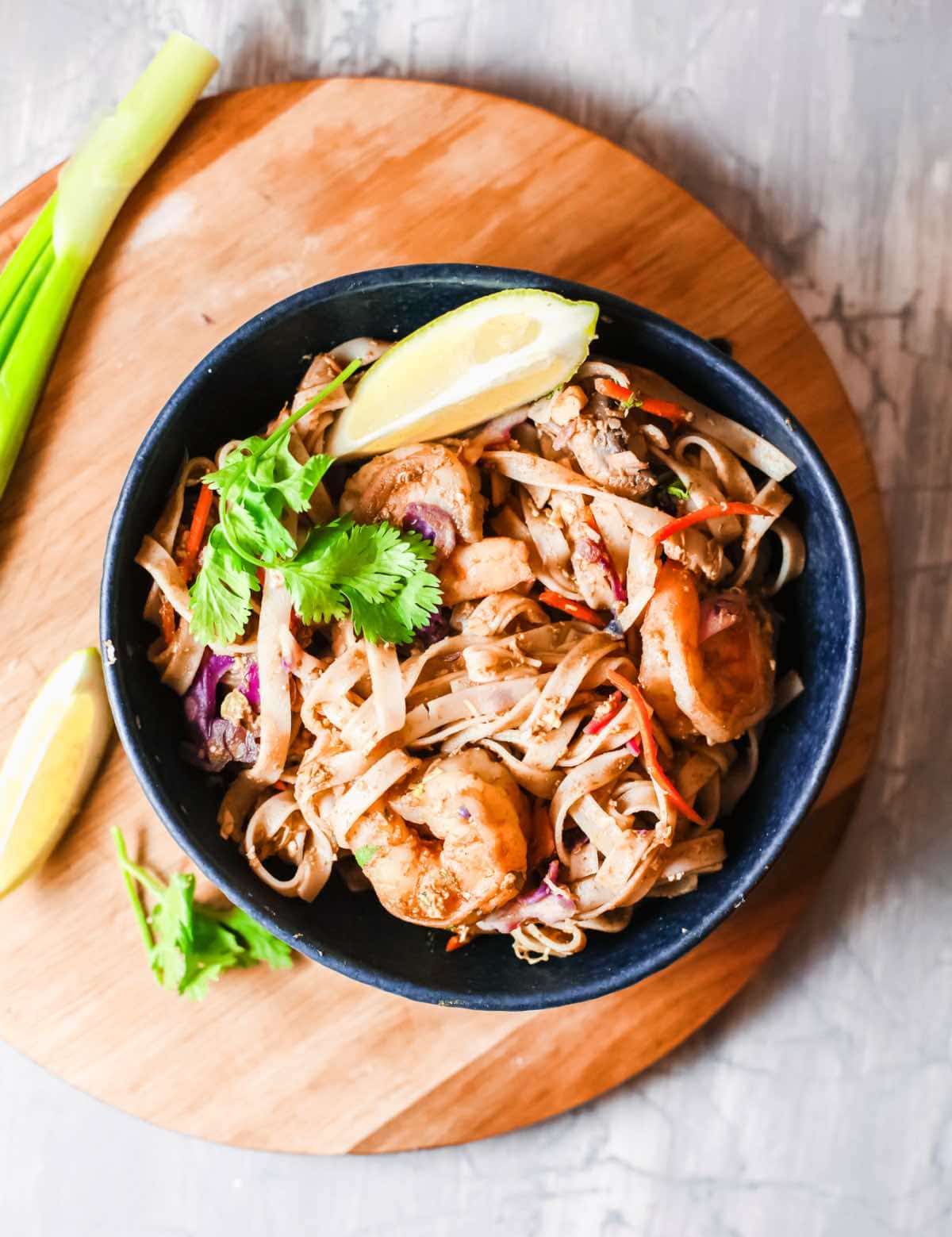 Pad thai de camarones con salsa wok