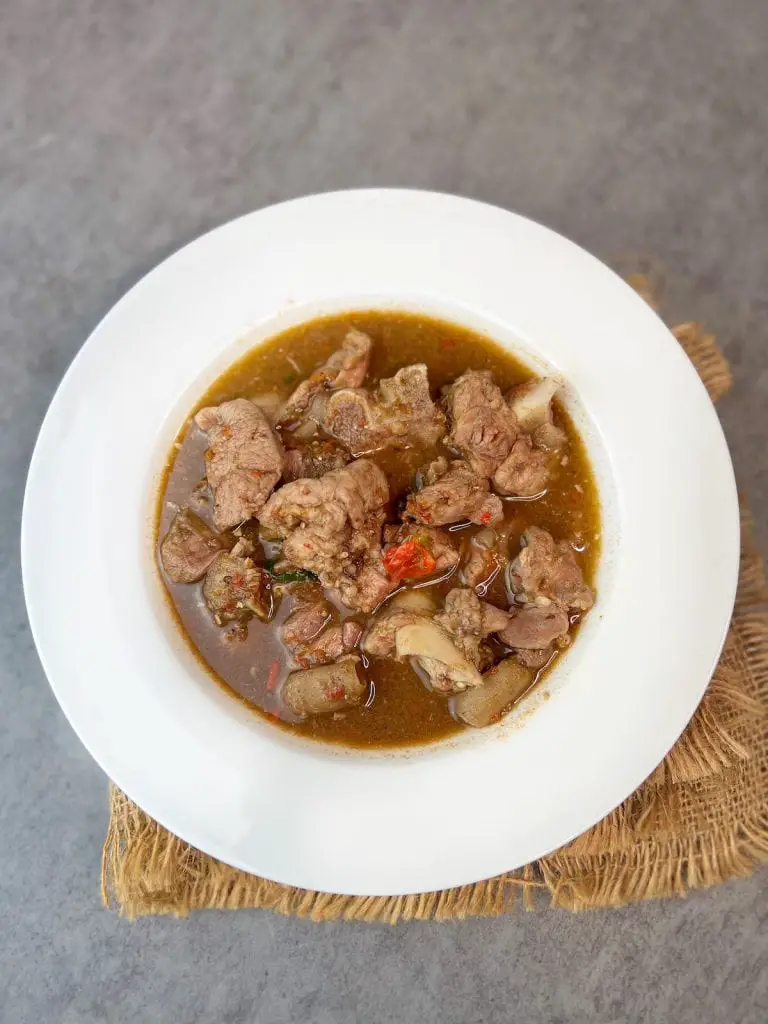 Sopa de pimientos nigerianos con carne de cabra