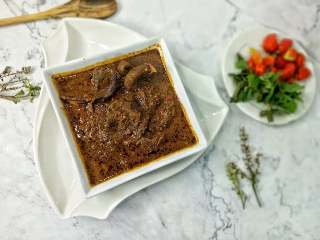 Sopa negra (sopa efirin nigeriana)