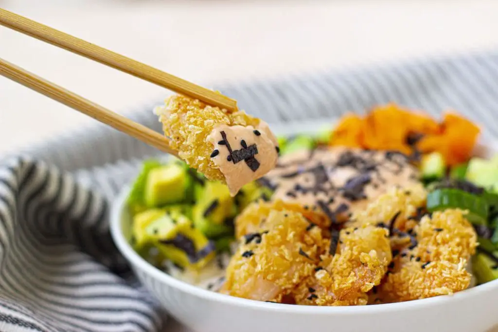 Tazón de sushi de camarones crujientes fácil