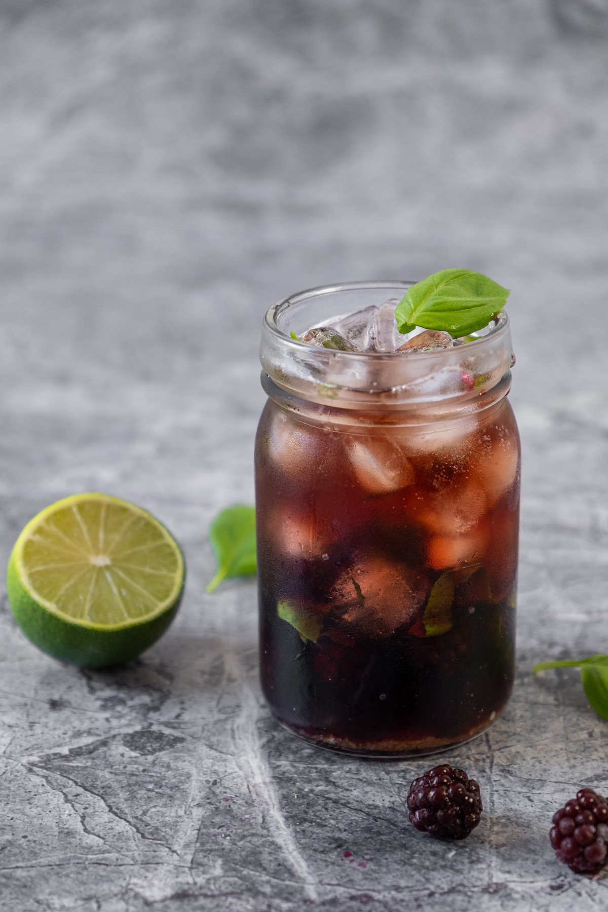 Receta fácil de mojito de mora: Mojitos Manischewitz de mora y albahaca