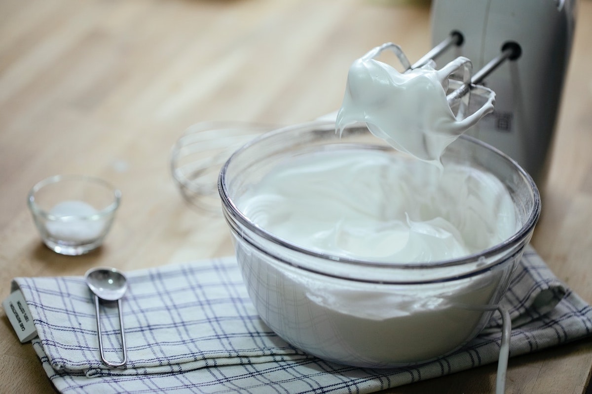 Por qué y cómo se utiliza la crema agria en los pasteles: la ciencia