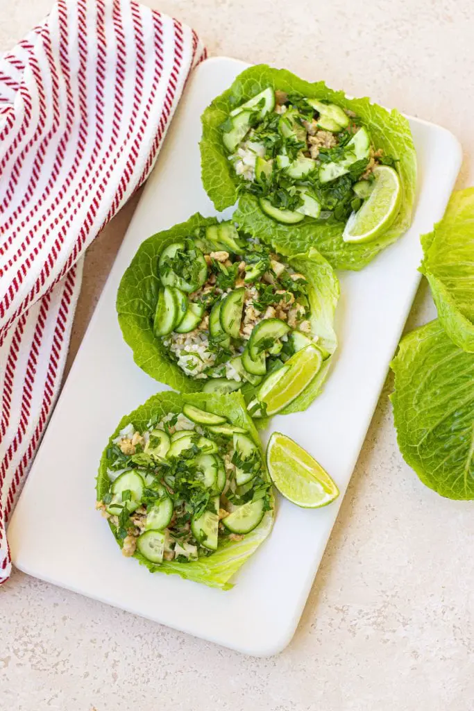 Wraps fáciles de pollo y lechuga con salsa de maní Wraps fáciles de pollo y lechuga con salsa de maní