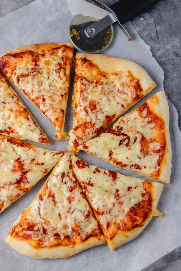 Pizza sencilla con queso y tomates.