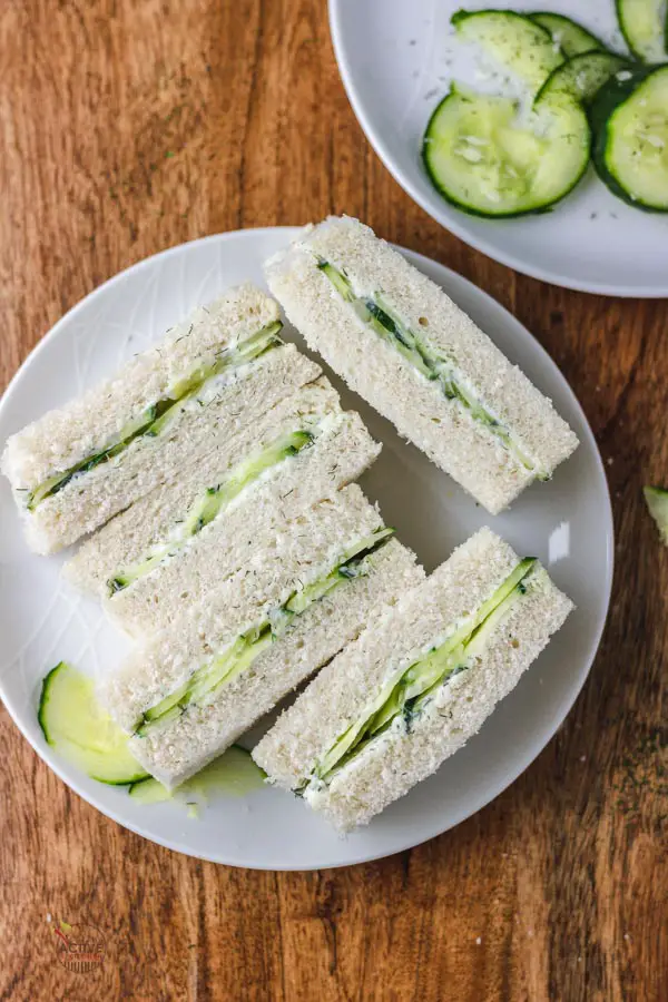 Sándwiches sencillos de pepino con queso crema