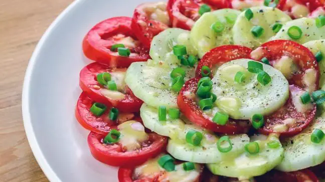 Ensalada clásica de tomate y pepino de verano