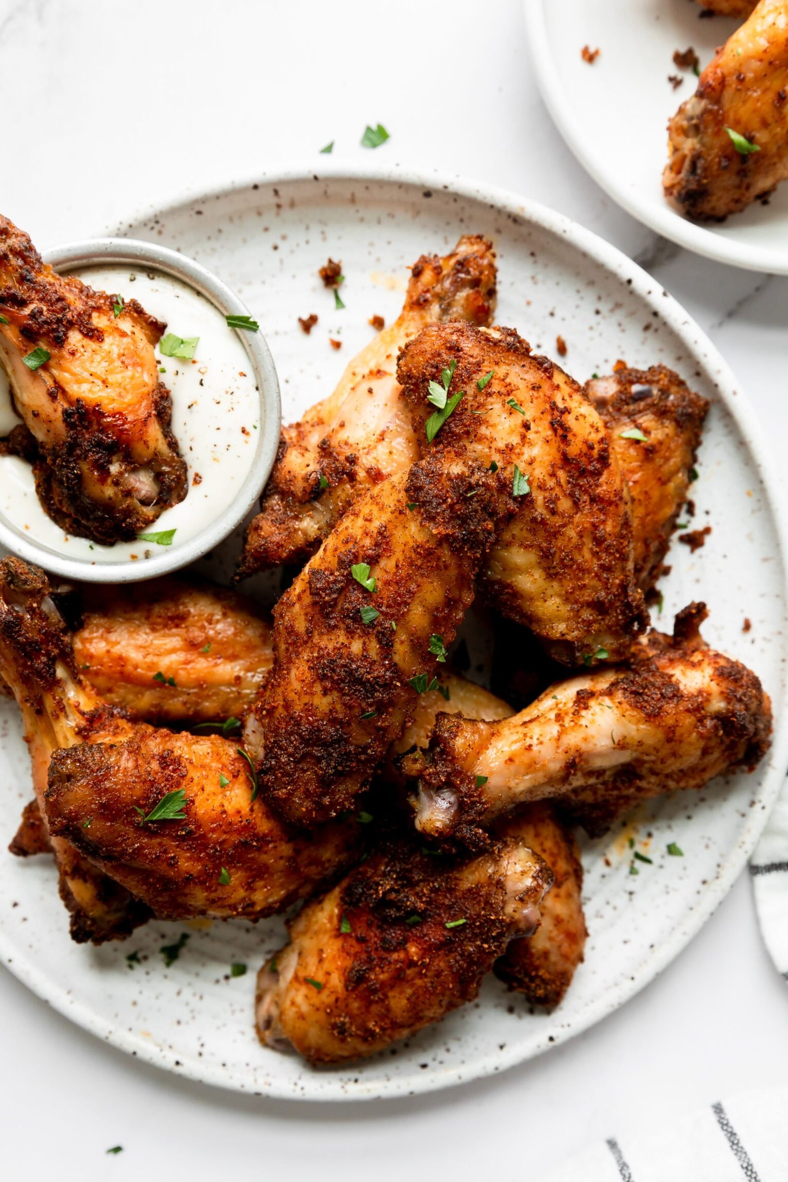 Frote las alitas de pollo al horno para secarlas Frote las alitas de pollo al horno para secarlas