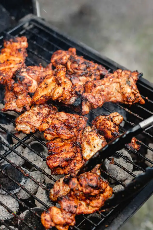 Muslos de pollo deshuesados ​​a la parrilla