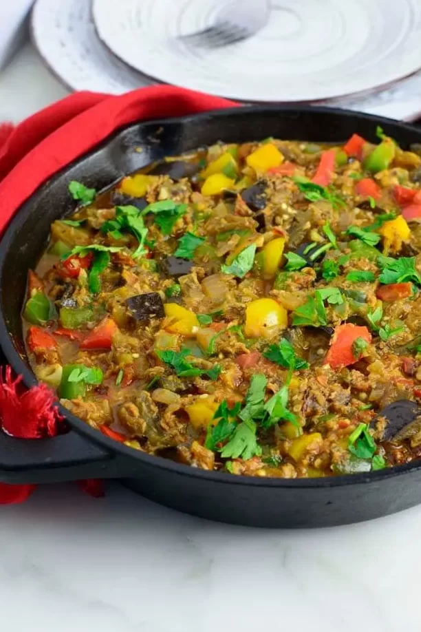 Guiso con pimientos, tomates y berenjenas