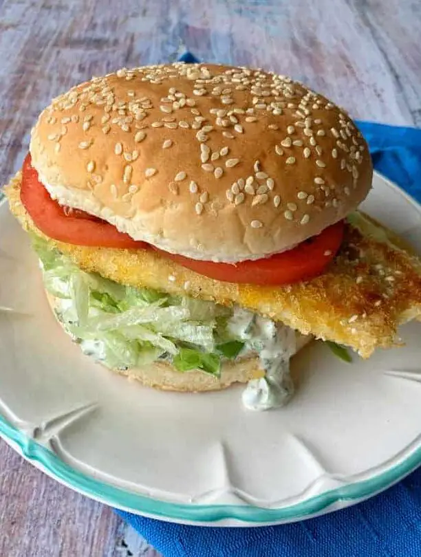 Hamburguesas de pescado crujiente con patatas fritas