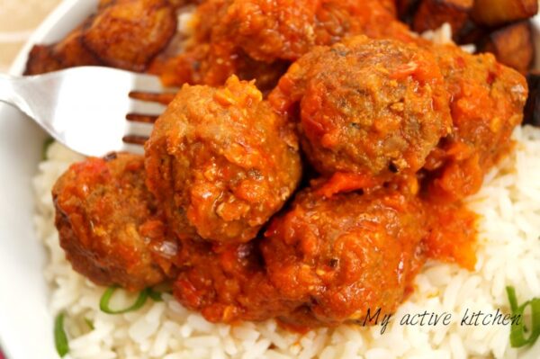 Albóndigas al estilo nigeriano con arroz