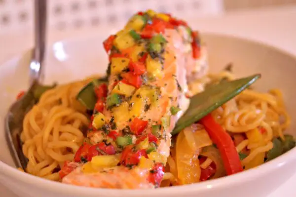 Pasta salteada y salmón al horno Pasta salteada y salmón al horno