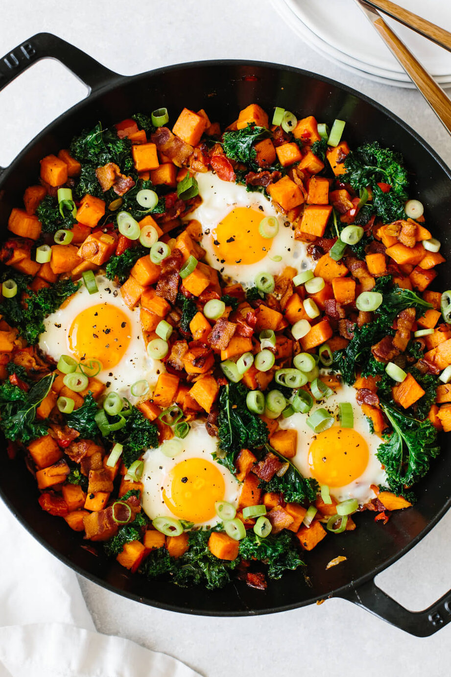 Patatas para el desayuno y estofado de huevo