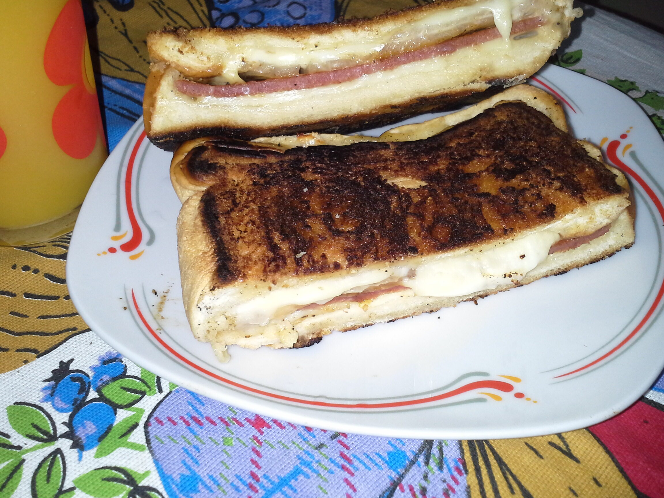 Sándwich derretido de Suya con pollo y pan Agege Sándwich derretido de Suya con pollo y pan Agege