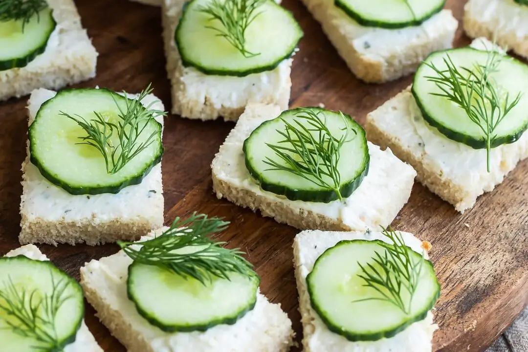 Sándwiches sencillos de pepino con queso crema