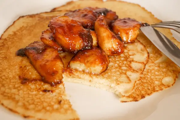 Tortitas de sémola y plátano caramelizado