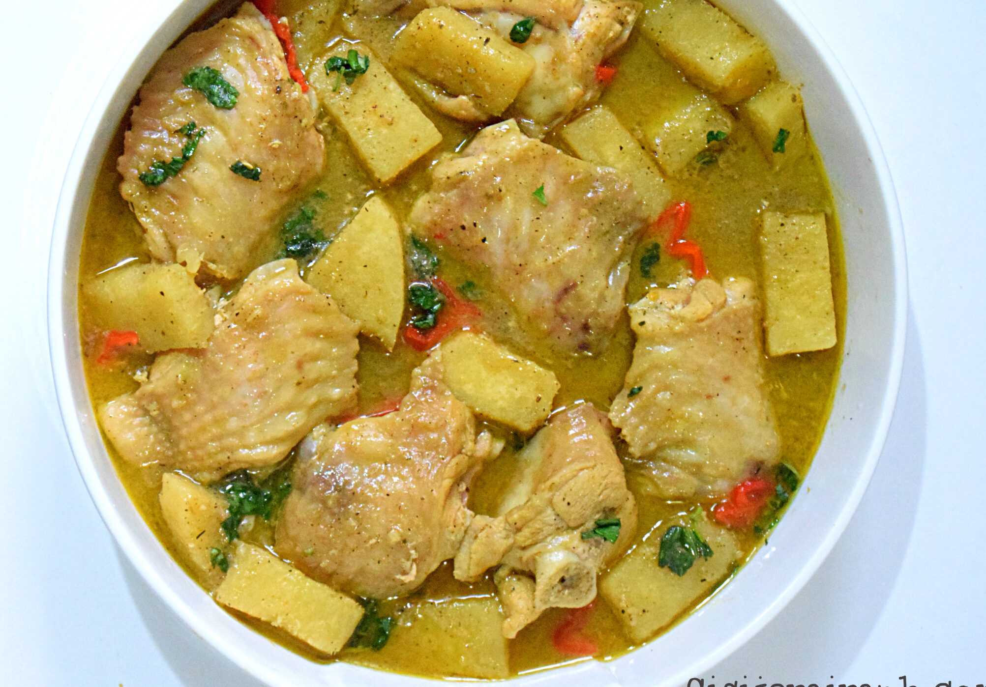 Sopa de pimientos nigerianos con varios tipos de carne.