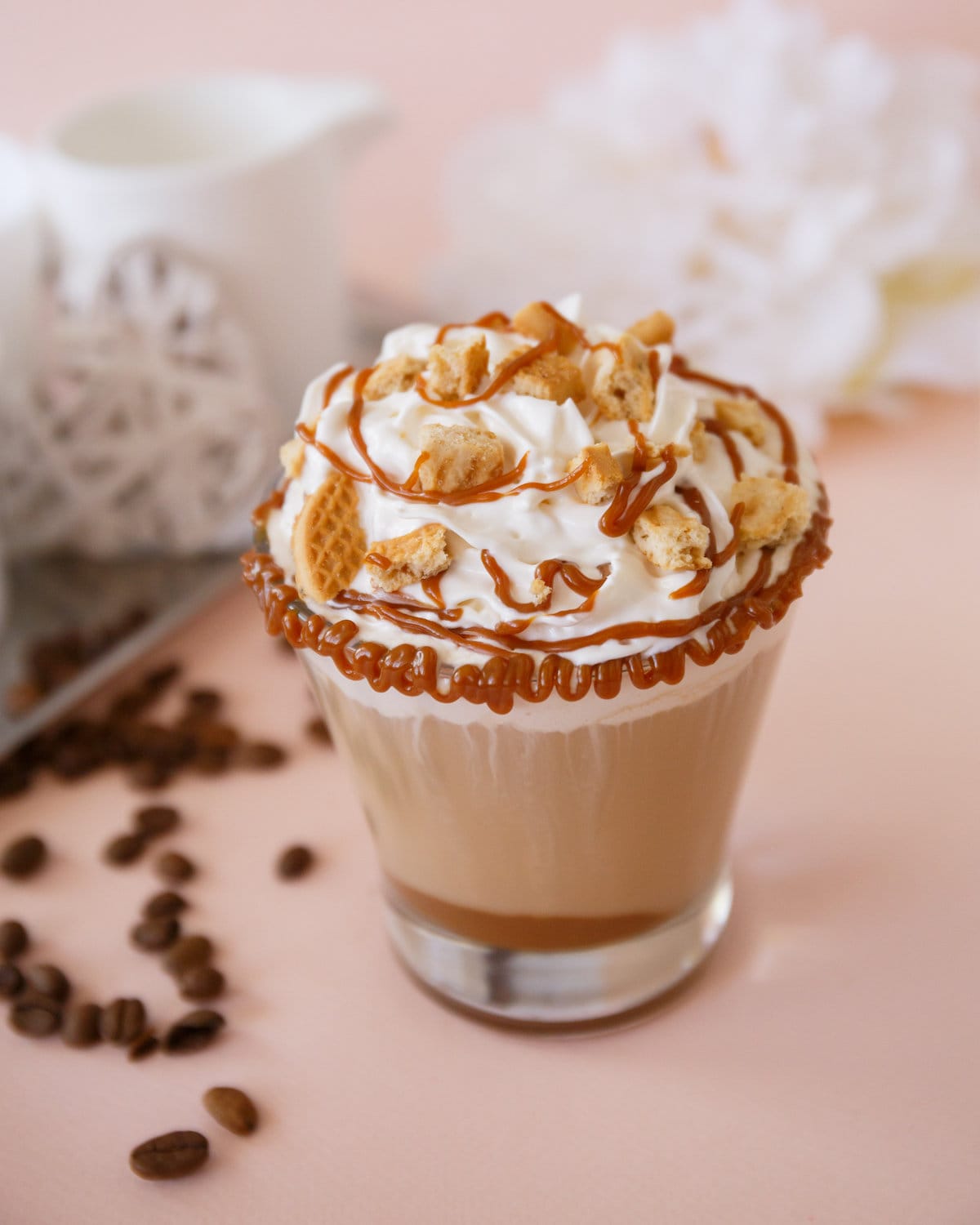 Imitador casero fácil de Starbucks Caramel Brûlée Latte