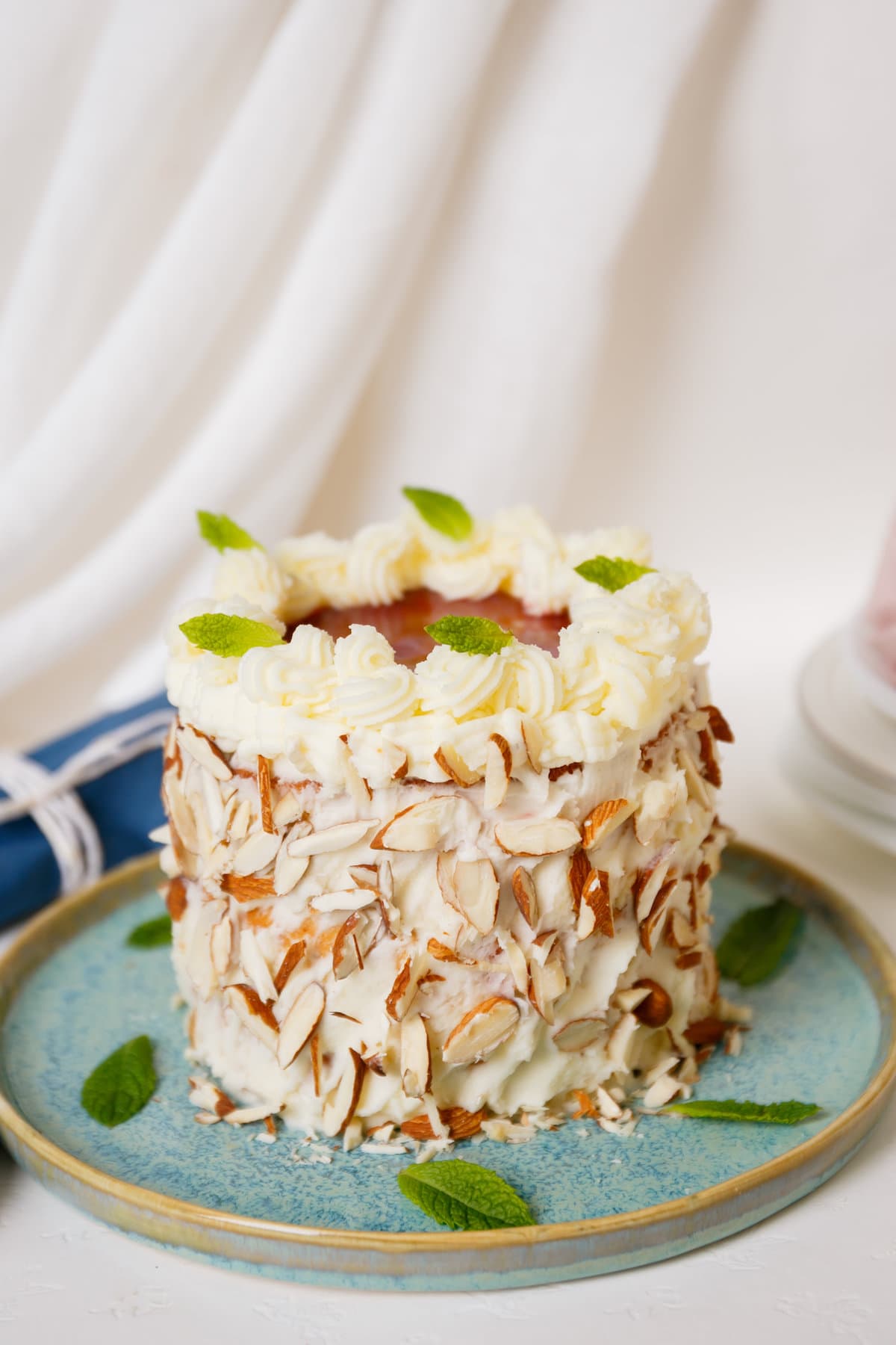 Pastel de capas increíblemente delicioso con mantequilla marrón